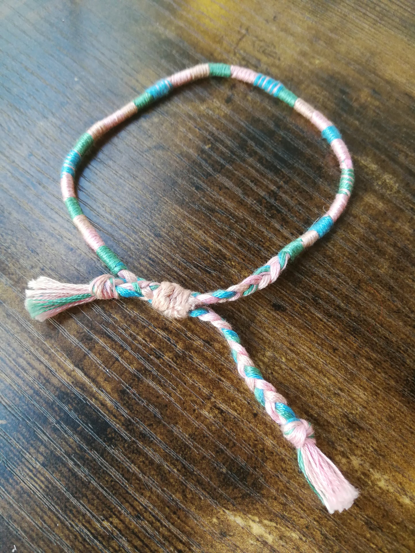 Bracelet tissé en coton modèle rose